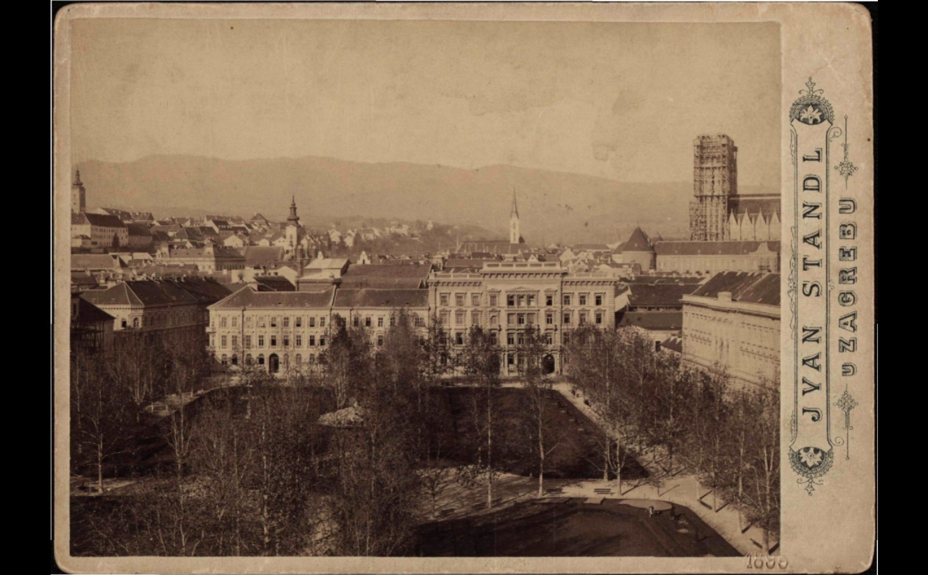 Zrinjevac 1895. godine, sjeverna strana, Amruševa ulicu s Palačom Buratti. Istočna strana sa Sudbenom palačom (Foto Ivan Standl)
